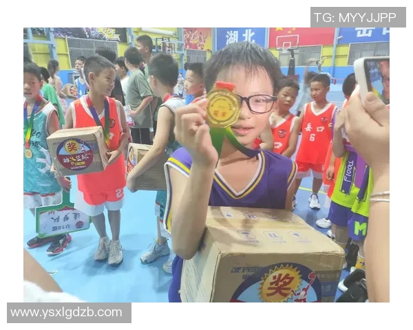 足球明星与小朋友的趣味对抗赛引发热议欢乐瞬间尽显童真与激情